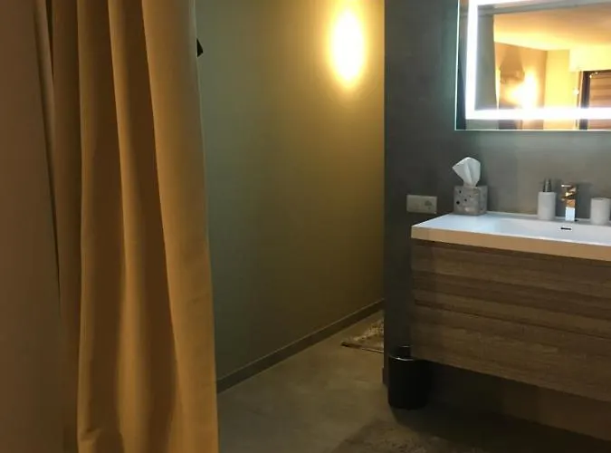 One - One Seven Апартаменты *